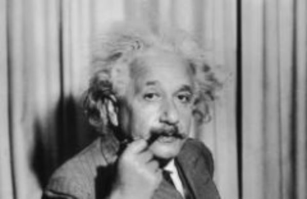 A "carta de Deus" de Albert Einstein, na qual o físico rejeitou a religião foi leiloada por US $ 3 milhões