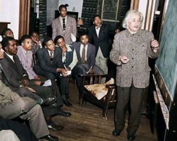 Você sabia que quando Einstein deu uma conferência em várias universidades dos EUA, a pergunta recorrente que os alunos fizeram foi: Você acredita em Deus?