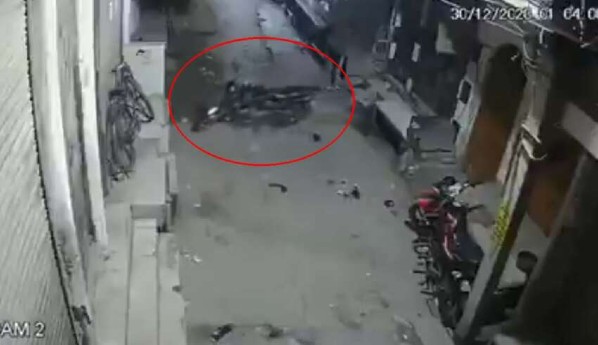 Uma câmera de segurança registra o momento em que um Espírito move uma motocicleta na Índia