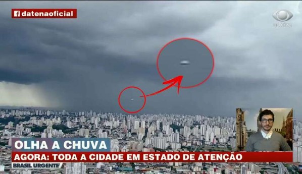 OVNI em forma de charuto aparece durante o Brasil Live News