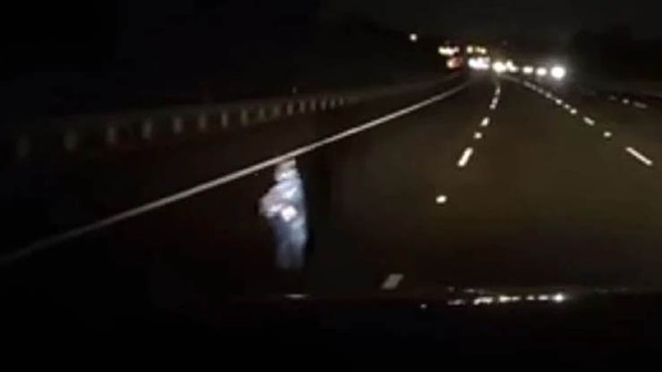 Câmera de carro registra uma o Espírito de uma Criança no meio de uma rodovia na Austrália
