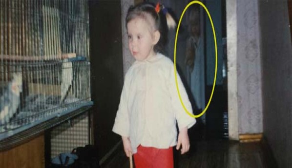 Uma mulher descobre a figura Espiritual de uma menina em uma fotografia de sua infância