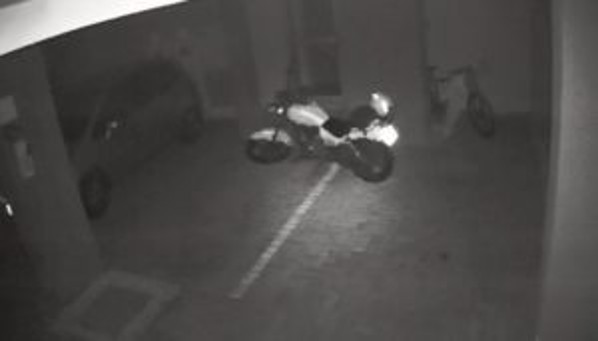 Moto anda sozinha na garagem de um prédio